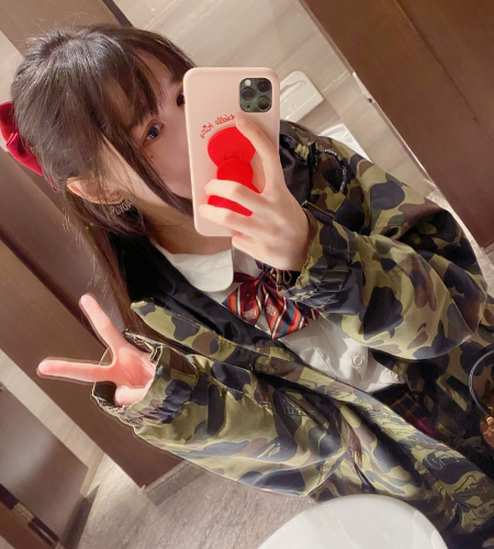 @蔡萝莉晒外出游玩照，却被“弯曲”的地板抢镜，P图下手真狠啊