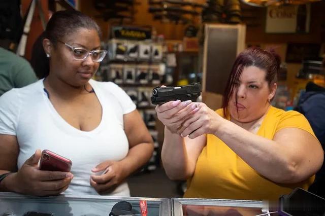 fpx战队▲抗议者暴力示威、警察暴力执法，这就是美国？