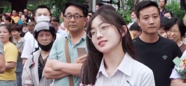 女孩|涨粉200w后，高考满天星女孩暴露“真面目”，没有哪条路是容易的