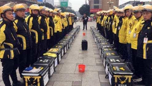 美团|美团小哥灵魂三问火爆全网，没人回应我来试试