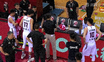 郭艾伦：破案了！辽宁大比分落后，郭士强怒摔战术板，谁注意郭艾伦的举动