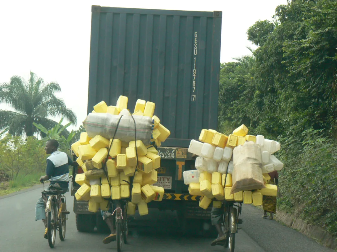 非洲小國的“自殺香蕉人”：每輛卡車後面都掛著一串自行車-圖10