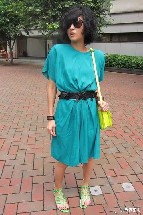 『徐濠萦』徐濠萦就是喜欢抢镜,长刘海遮眼比衣服还另类,品味真是独特