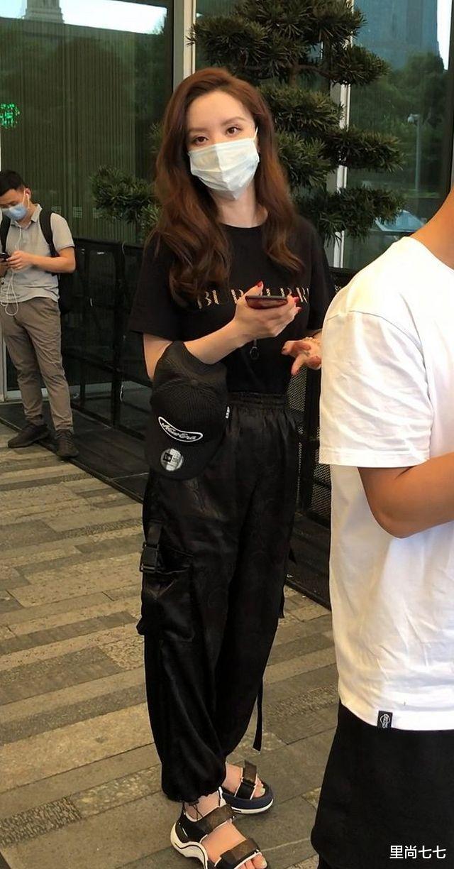 张萌|张萌女儿原来这么大了，首次公开露面陪妈妈下班，留锅盖头超软萌