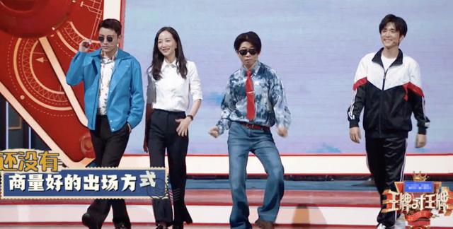 关晓彤▲当23岁关晓彤撞上37岁韩雪，两人都是才女，谁气质更好呢？