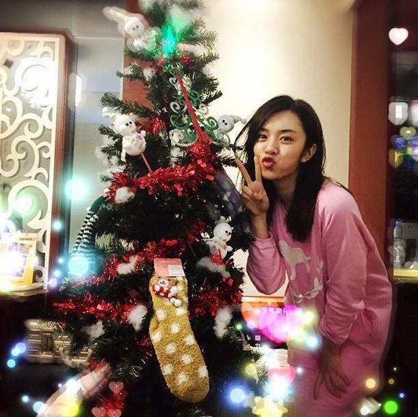 【】王晓晨晒出自己住的房子，客厅沙发能当床用，这生活过得好随意