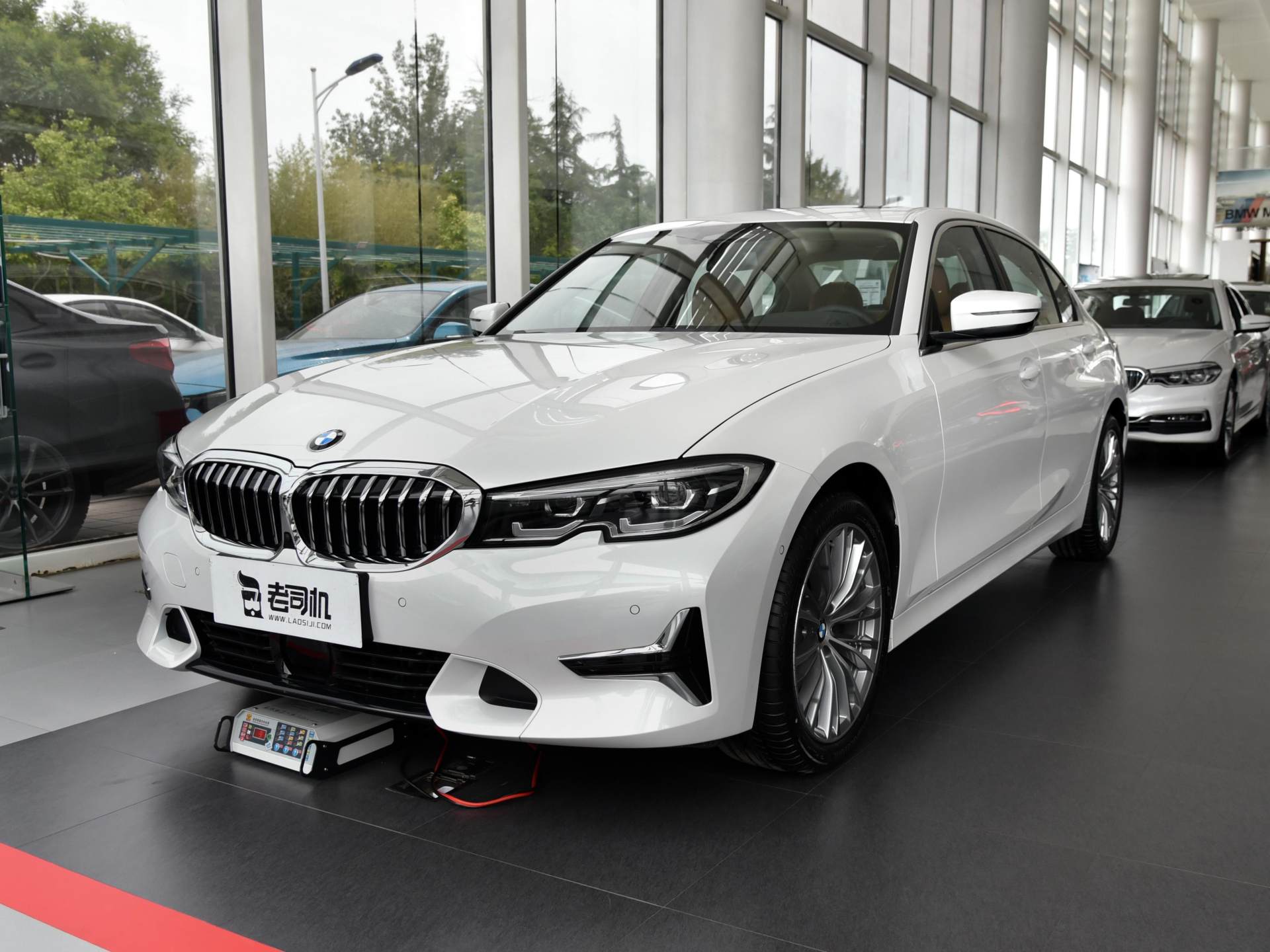 宝马3系|操控不输奔驰，油耗6L仅29.39万起，不愧是宝马3系