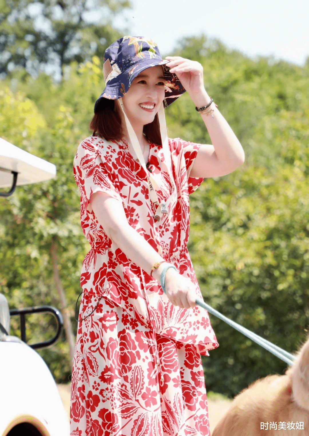 连衣裙|53岁周海媚“扮嫩”成功，穿红色连衣裙配双马尾，少女感无敌了