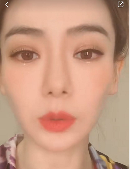 戚薇@有种“炫富”叫戚薇，看清她美甲上的“钻石”：原谅我没见过世面