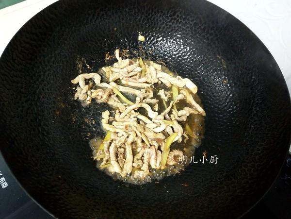 ■炒蒜苔，直接下锅炒是不对的，多加这一步，蒜苔翠绿鲜嫩还入味