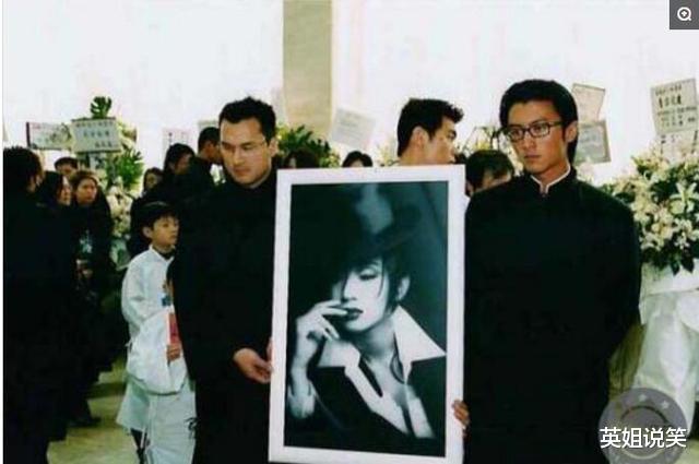 梅艳芳|梅艳芳葬礼：八位大佬扶灵送殡，谢霆锋抬遗像，上万歌迷沿街送别