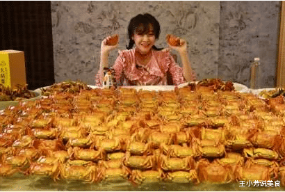 [螃蟹]大胃王mini挑战密子君，试吃1500只螃蟹，结账时哭了：不管报销么