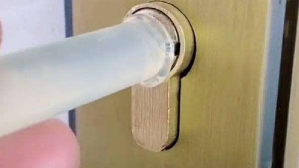 |钥匙断在锁孔里,不用费力气不用找师傅,这样就能取出来