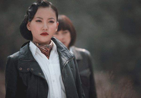 她因穿着太暴露被赶下舞台,现场人大喊打上马赛克,网友: 跳水去吧