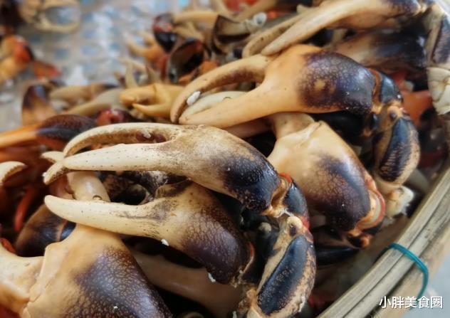|大妈背着箩筐卖“它”，曾经在河边“泛滥成灾”，现在一斤要30元