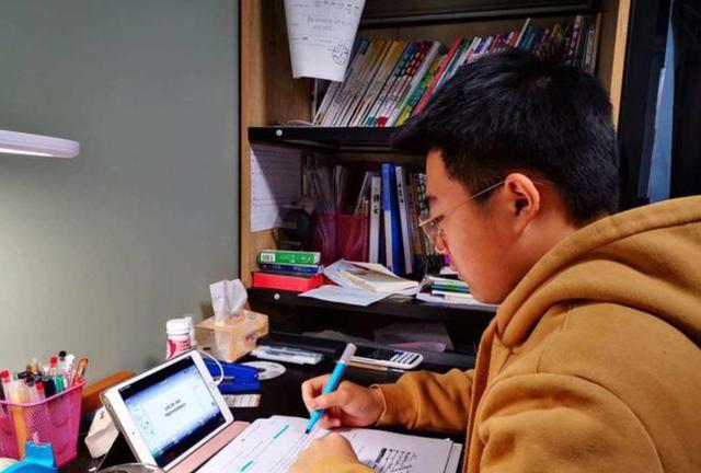 |初中生不能有手机?班主任:家长要给孩子买手机,否则易吃大亏