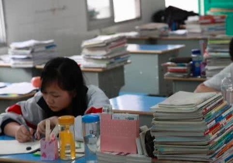 高考：考语文时忘写名字，考英语时睡觉，最后她却考了状元进入北大