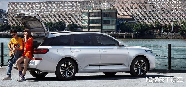 宝骏|95后的新选择！仅售7.28万起，车长4685mm，后排放倒就是双人床