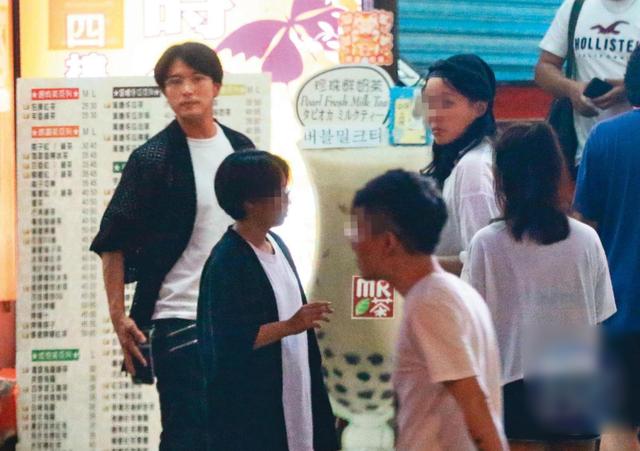 『林心如』不怕霍建华吃醋？林心如与友人聚餐喝到站不稳，主动拥抱异性毫不避嫌