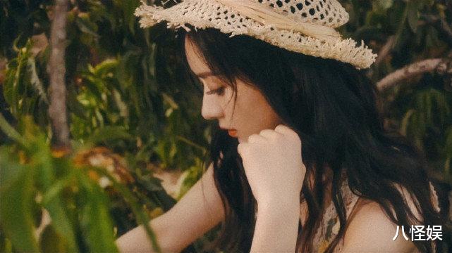 赵丽颖|赵丽颖穿一字肩礼服薰衣草丛拍照，小秀迷人锁骨，回眸笑明媚动人