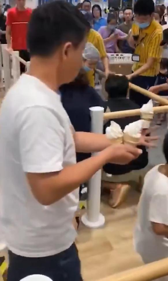 辟谣|青岛宜家又打起来了！一男两女火力全开，在餐厅激烈互殴