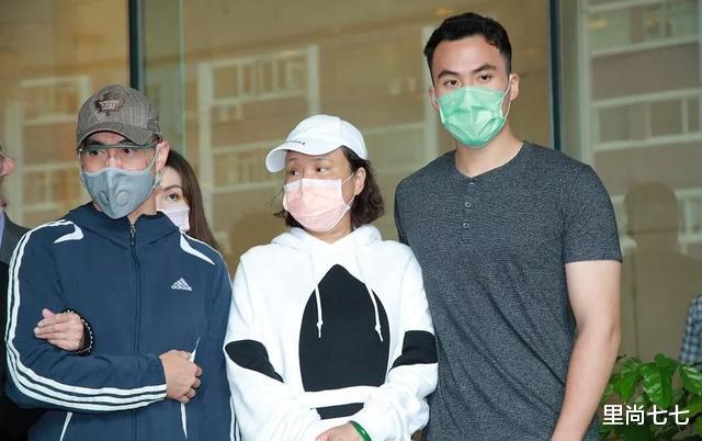 赌王■奚梦瑶疯了吗？赌王去世家人都穿素衣，她穿棕红衣服站后排太抢镜