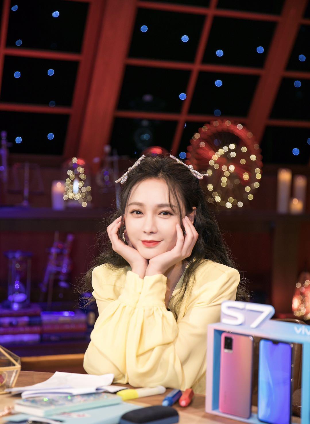 沈梦辰|沈梦辰画风变了，一袭黄色调连衣裙，特可爱