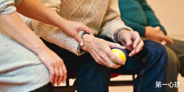 第一心理|农村怪象:家里的儿子再没出息,也不敢得罪,只是为了养老?