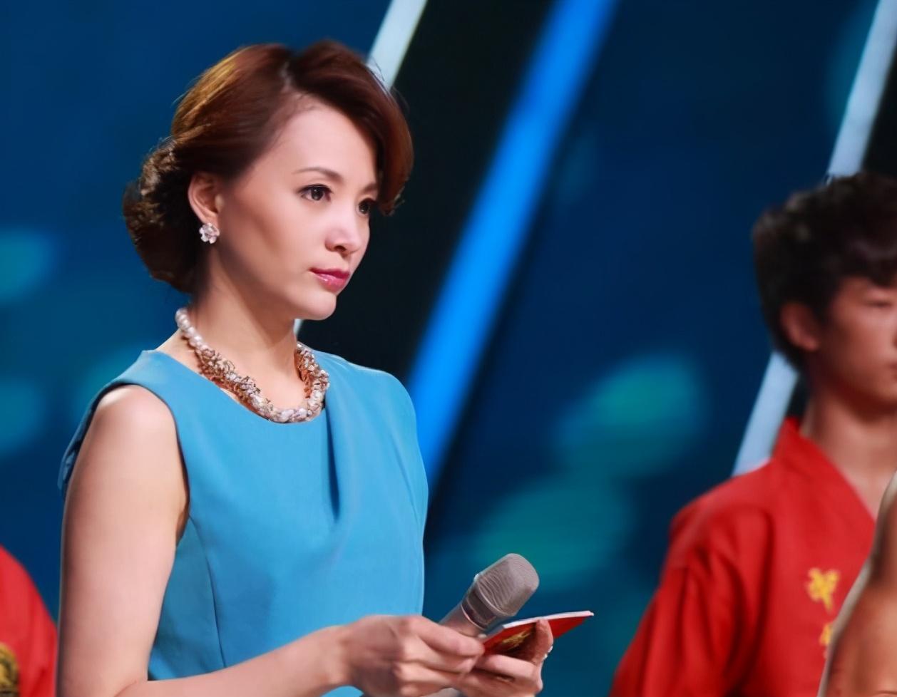 小品|干主持挺好非演小品，说错词春晚尴尬三分钟，逐渐退居幕后做采访