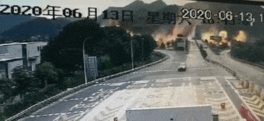 ?天天正能量官方|贵州公交车坠湖现场，这两个身影令人泪流……网友：中国从不缺这样的人！