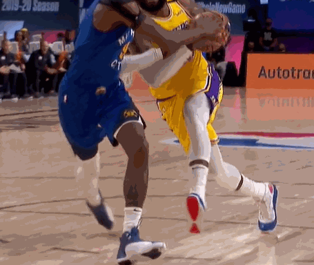 掘金队|破案了!詹姆斯是否被垫脚?8倍慢镜再看一遍:老詹直接把球扔了