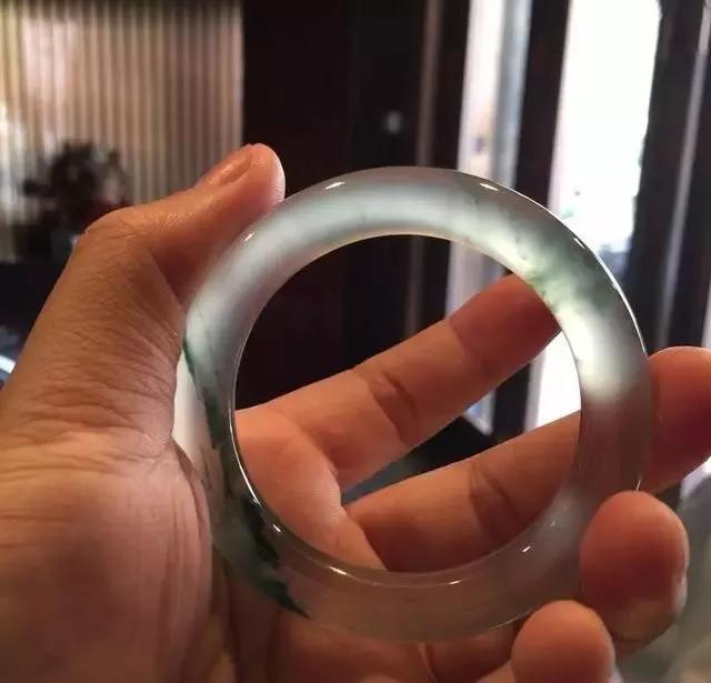 【翡翠】裂成狗的“烂翡翠”,居然切出两套高冰飘花,暴涨数十倍