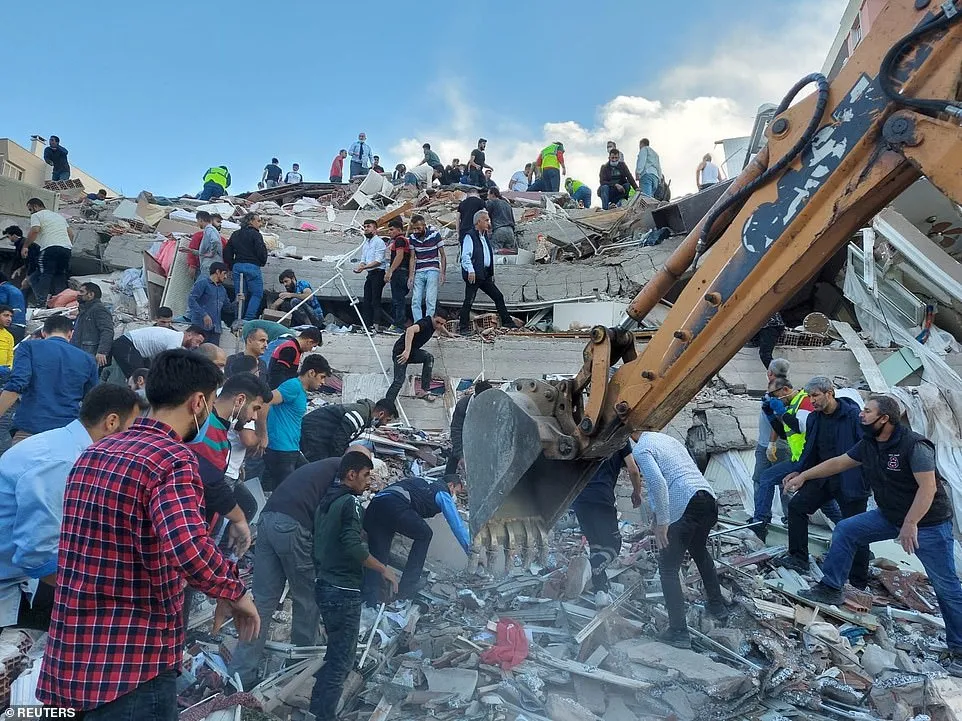 土耳其遭7級巨震海嘯襲擊，海水倒灌進城萬人逃命-圖4