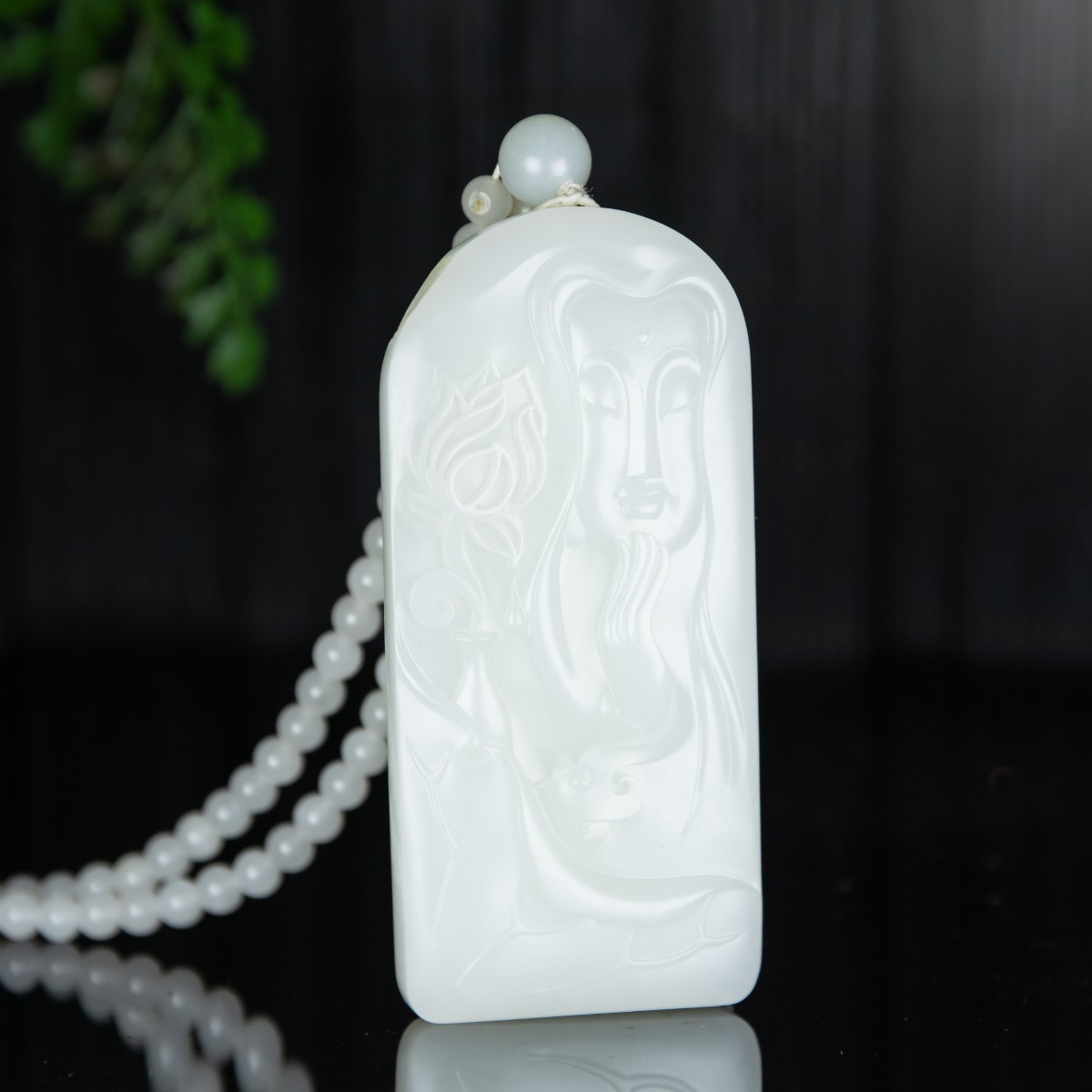 琥珀|玉石吊坠能配银项链吗？