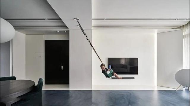 |他把家装成极简风,空旷的客厅,就为了孩子能肆意玩耍荡秋千!