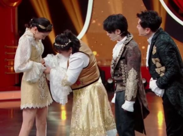 这就是街舞第三季@贾玲为关晓彤量腰围，谁注意节目组的做法，才让贾玲为她成功解围