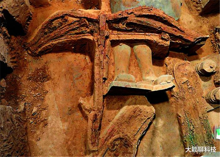 科学家@200年前的画中发现手机，科学家给出答案，莫非真存在穿越时空？