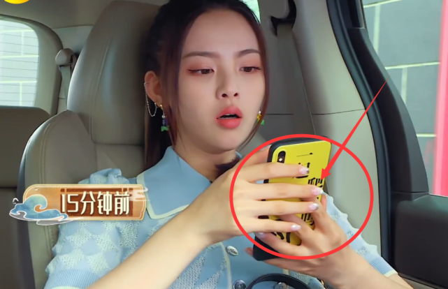 杨超越|杨超越“高光”美甲彻底火了,只有简单一个点,手却立马白两个度!