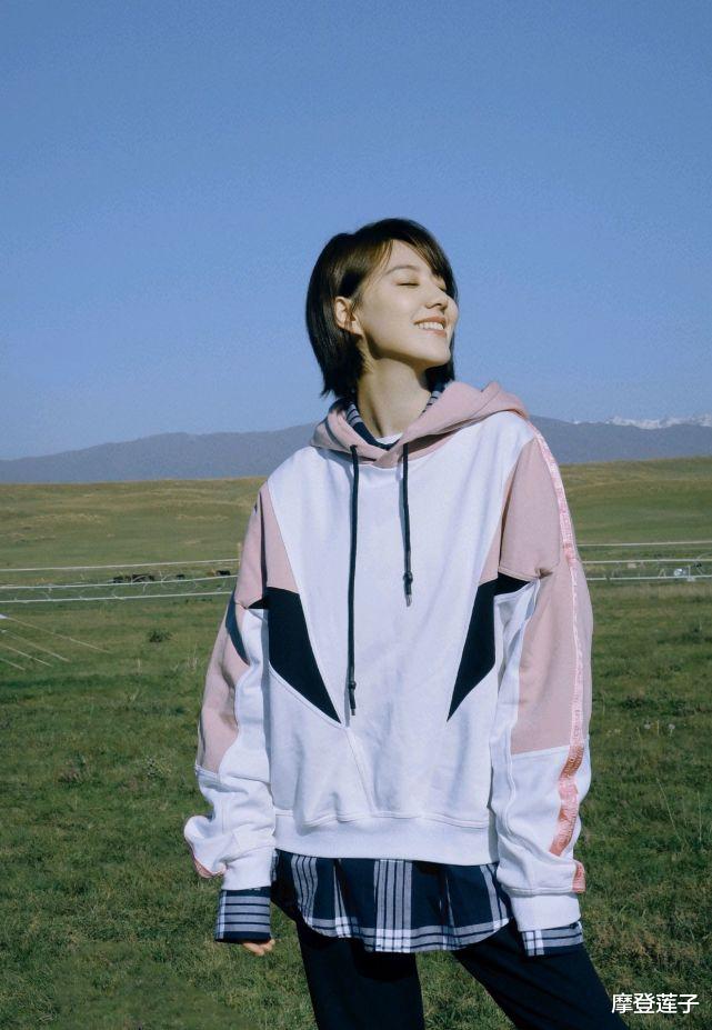 卫衣|王冠剪短发了,穿卫衣叠穿格纹衬衫很时尚,嫩得就像个18岁的少女