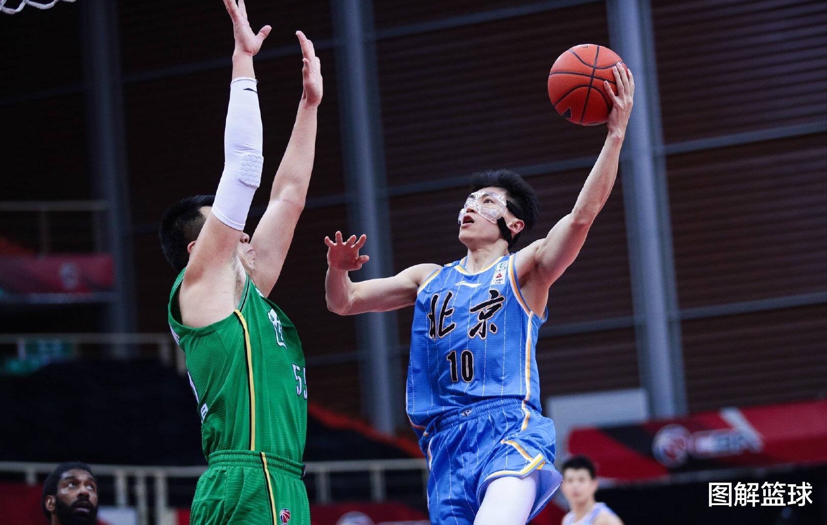 郭艾伦|50秒被进两记三分后，杨鸣暂停改变防守，郭艾伦反问：确定？