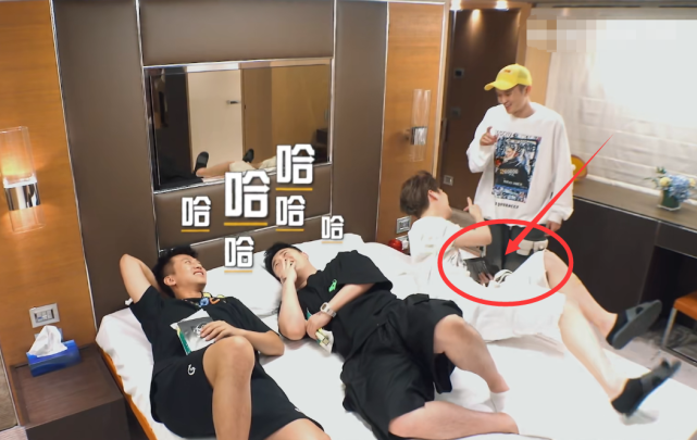 鹿晗|鹿晗录节目还把关晓彤带身上,看清他左手一物,这才是最高级的秀恩爱!