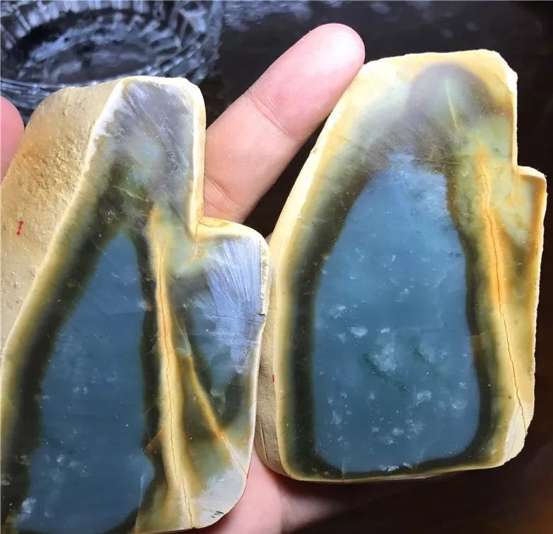 【翡翠】小伙买下怪庄翡翠原石，切开后欲哭无泪，成品却美丽动人！