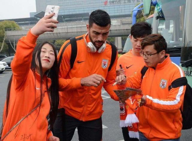 意甲@上午11点，鲁能获坏消息？曝头牌外援或投奔因扎吉！征战下赛季意甲