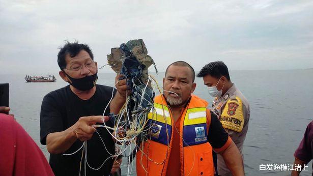 照片: 印尼飛機失事現場, 飛機殘骸和“人體殘肢”在從海上被拉起-圖7