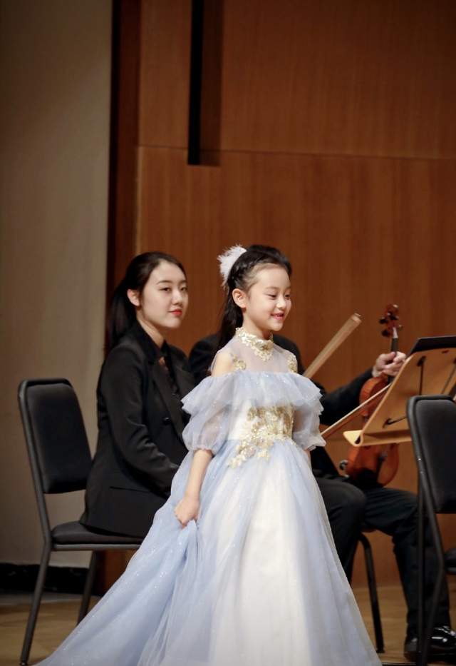 李小璐|李小璐带女儿游故宫，甜馨轻松翻跟头，被妈妈背在背上互动温馨