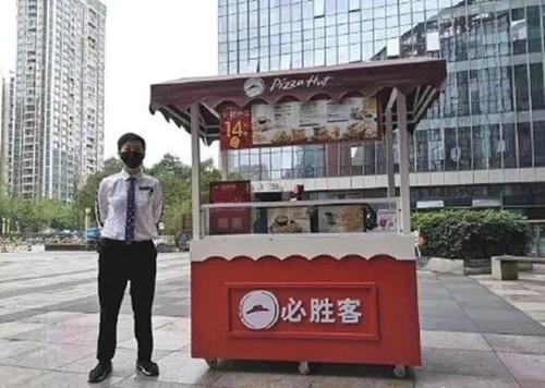 摆摊@肯德基和麦当劳也忍不住出来摆摊了，早餐直接带走，不用排队！