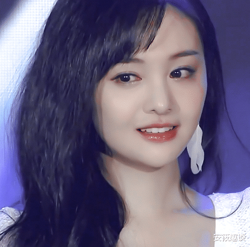 【卫衣】郑爽扎双马尾穿卫衣，抬胳膊时意外露出腰，女生都不好意思吃饭了