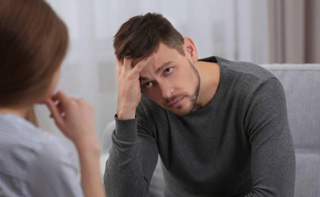 「失眠」警惕:男人身体若有4个怪像,或是雄性激素即将“衰竭”了