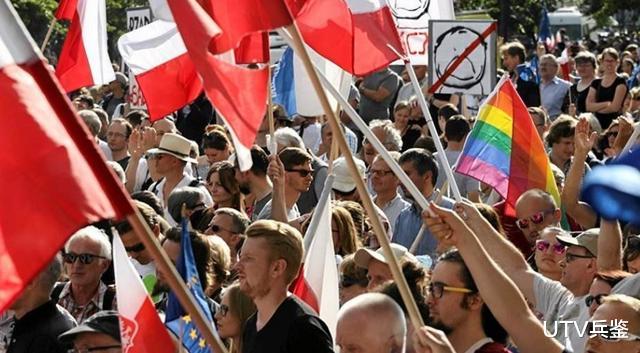 波蘭亂瞭！一份法案引華沙數十萬人走上街頭抗議！有人持刀襲警-圖2