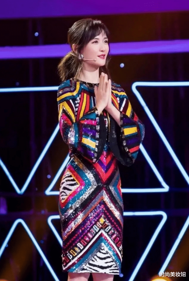 『连衣裙』谢娜早该这么穿了，彩色亮片连衣裙配低马尾高级减龄，气质太惊艳